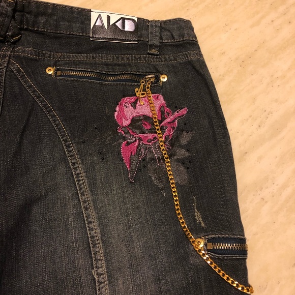 New AKADEMIKS Embroidered Roses Chain Hang Jeans - Picture 7 of 8